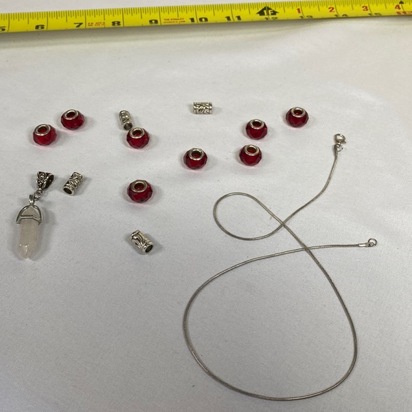 Red faceted glass bead and silvertone bead crystal necklace - Picture 7 of 8